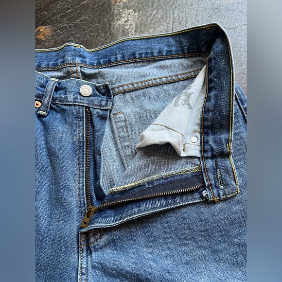 Men’s Levi’s 505 straight leg medium dark wash. Size 34 x 30 - Picture 6 of 11